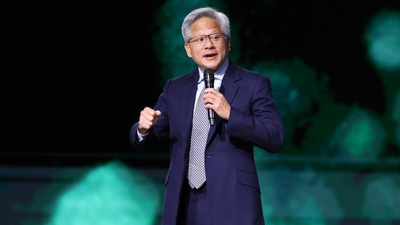 2025,黄仁勋“三顾大陆”,与雷军亲密合影